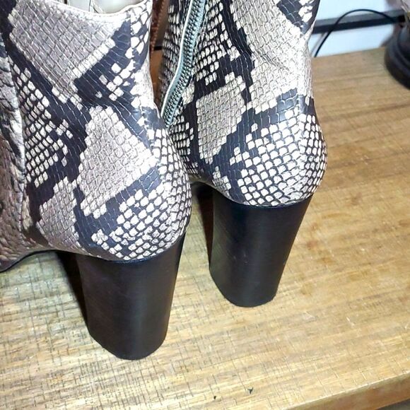 Steve Madden Pixie Tan, Black Snake Print Block Heel Ankle Bootie Sz 7.M - Picture 5 of 8